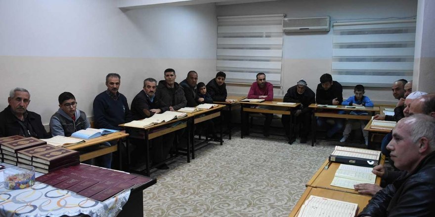 Akşam açılan Kur'an kursuna her yaştan büyük ilgi