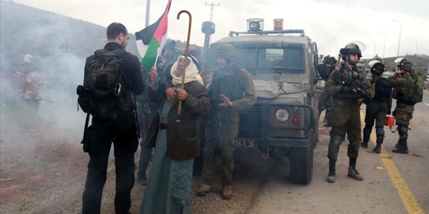 İsrail askerlerinden Batı Şeria'da gösteri düzenleyen Filistinlilere müdahale