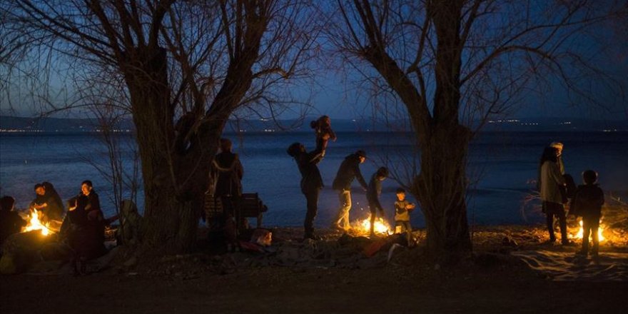 Midilli'de göçmenler aşırı sağcılarla karşılaşmamak için sahilde sabahlıyor