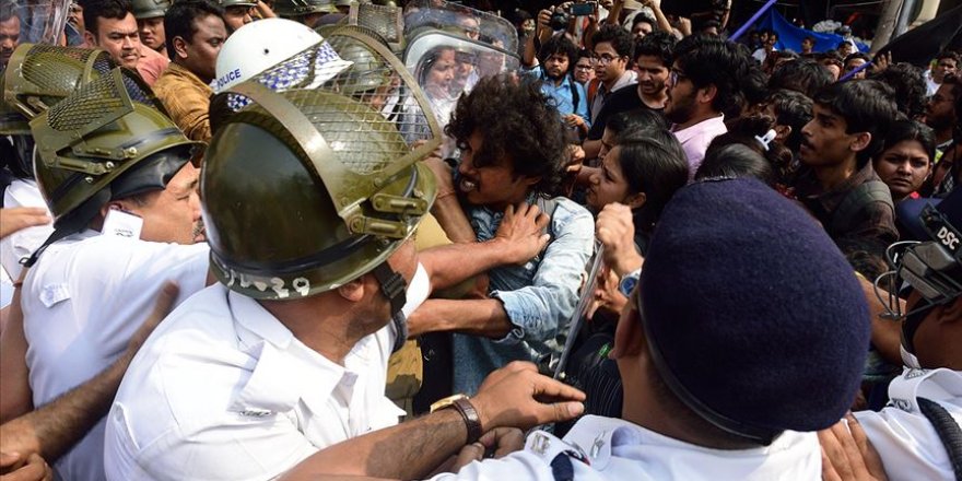 Yeni Delhi'deki Vatandaşlık Yasası protestolarında öğrencilere gözaltı
