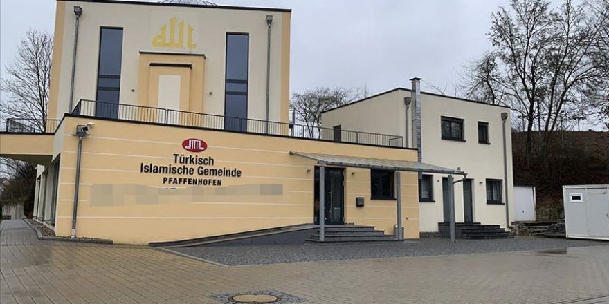 Almanya'da cami duvarına tehdit mesajı yazıldı