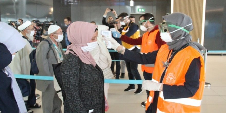 Umreden dönen Türk yolcular, sağlık taramasından geçirildi