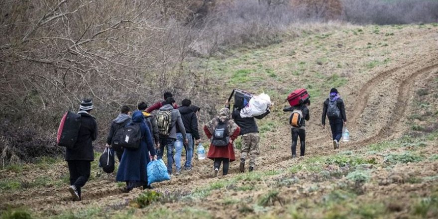 Yunanistan'a geçmek isteyen sığınmacılar tarlaları aşarak sınıra ulaşıyor