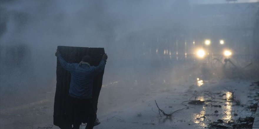 Yunanistan'dan sığınmacılara gaz bombası ve tazyikli suyla müdahale