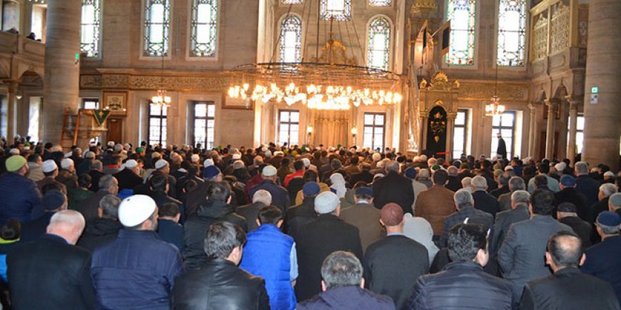 Gaziantepliler şehitler için mevlit okutup helva ve lokma dağıttı