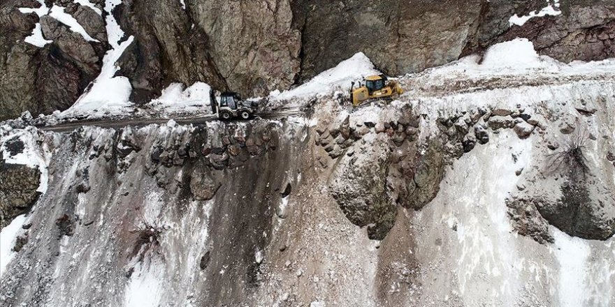 Faraşin Yaylası'nın yolu kardan temizleniyor