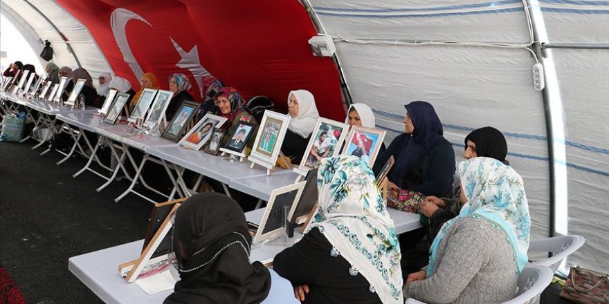 'Evlat nöbeti' tutan iki aile daha çocuğuna kavuştu