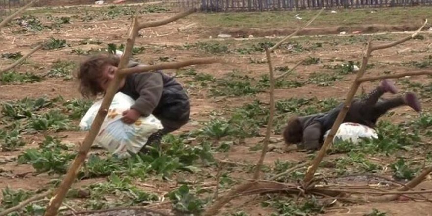 Minik mülteci düşe kalka bezini taşıdı!