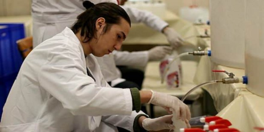 Meslek lisesi öğrencileri dezenfektan mesaisinde