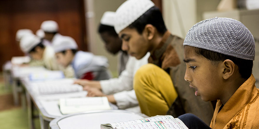 Suudi Arabistan'da tüm camilerde Kuran okuma halkaları askıya alındı