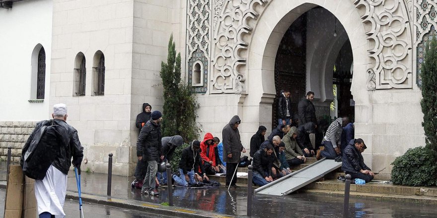 Bu hafta camide cuma namazı kılınmasın
