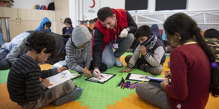 Türkiye sınırdaki sığınmacılara yardım elini uzatıyor