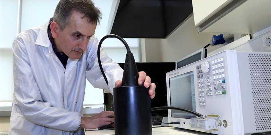 Türk bilim insanı acil durumlarda denizaltının konumunu belirten cihaz üretti