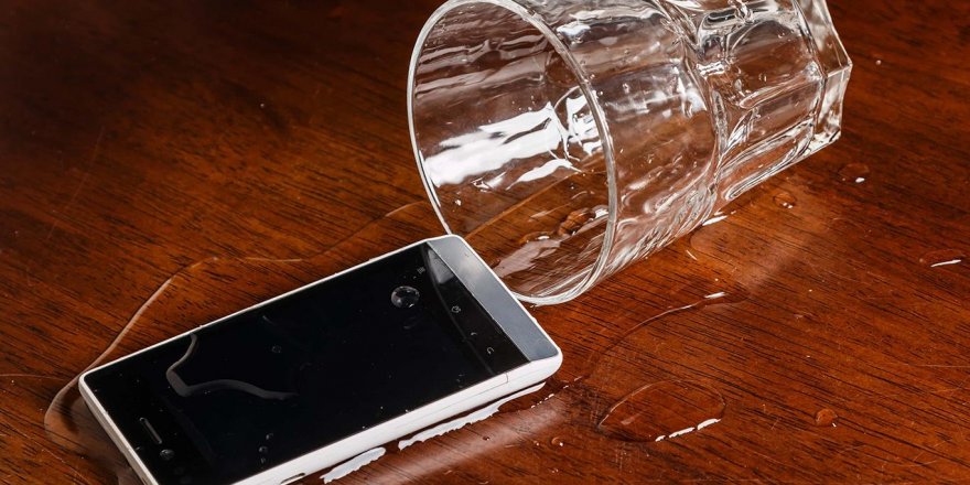 Sıvı temas eden telefonunuzu kurtarmak için uygulamanız gereken 4 adım