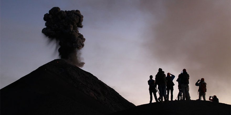 Yanardağ patlamasının eşsiz anları havadan görüntülendi