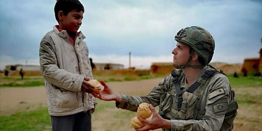 Mehmetçik ekmeğini Tel Abyadlılar ile paylaşıyor