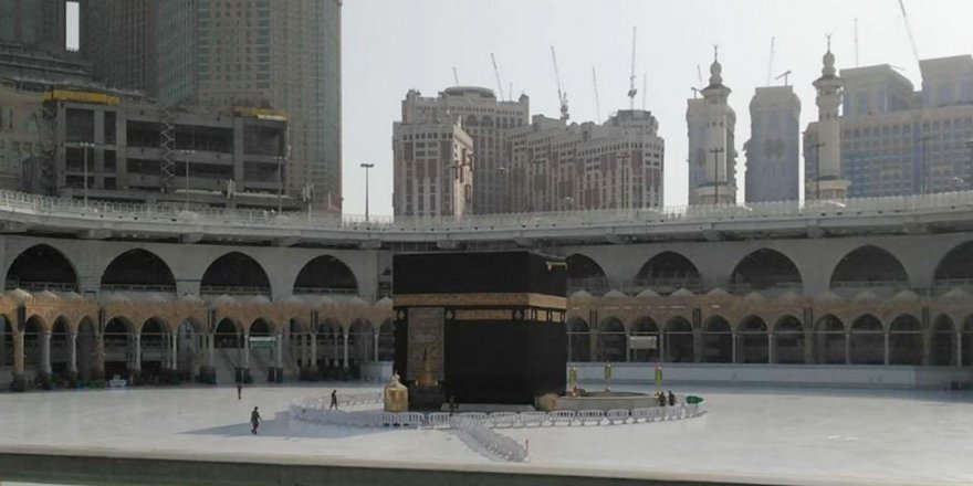 Coronavirüs gerekçesiyle tavafa kapatılan Kabe'yi güvercin sürüsü tavaf etti