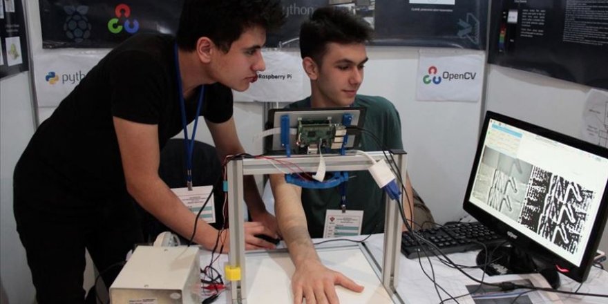 Lise öğrencileri damar yolu bulmayı kolaylaştıran cihaz geliştirdi