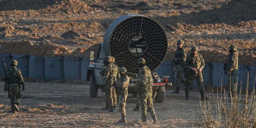 Yunanistan gaz bombalarının etkisini artırmak için 'fan' çalıştırıyor