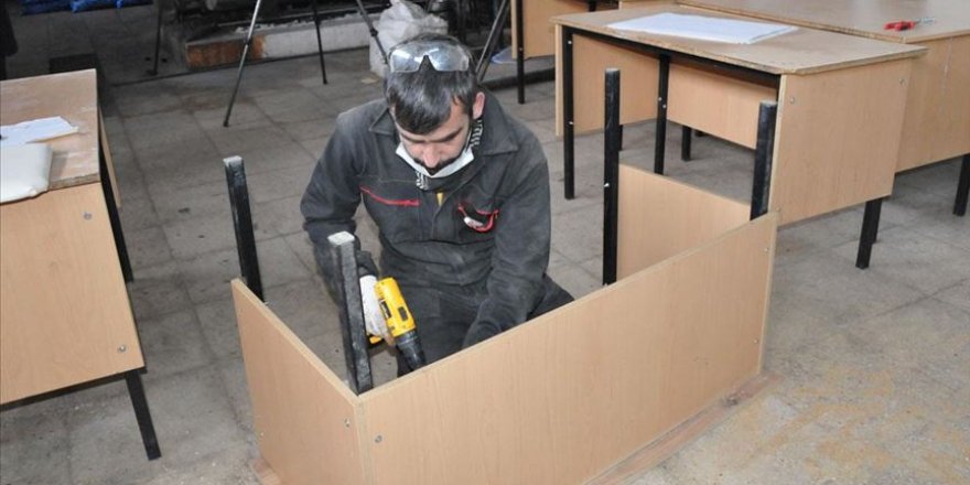 Said Nursi Anadolu İmam Hatip Lisesi'nde hem öğretmen hem marangoz oldular