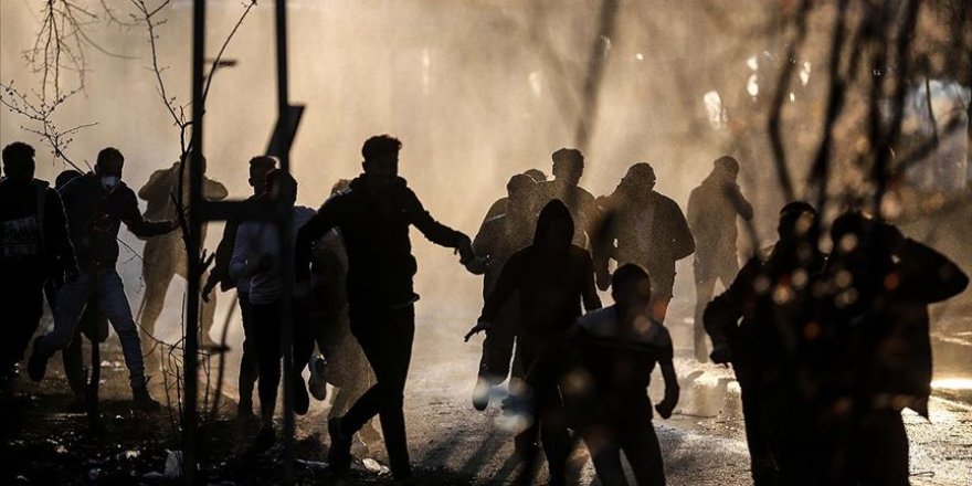 Yunanistan polisi sığınmacılara gaz bombası ve tazyikli suyla müdahale etti