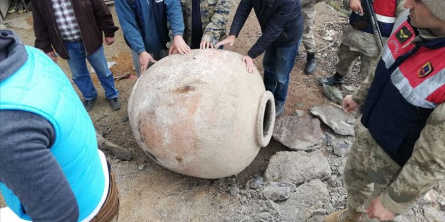 Depremde ağır hasar gören evde 3 tarihi küp bulundu