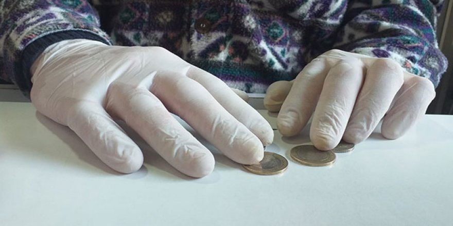 Para alıp verirken Korona virüse karşı plastik eldivenli önlem
