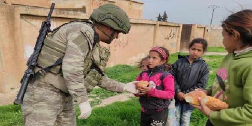 Mehmetçiğin yardım eliyle Suriye çocukların yüzü gülüyor