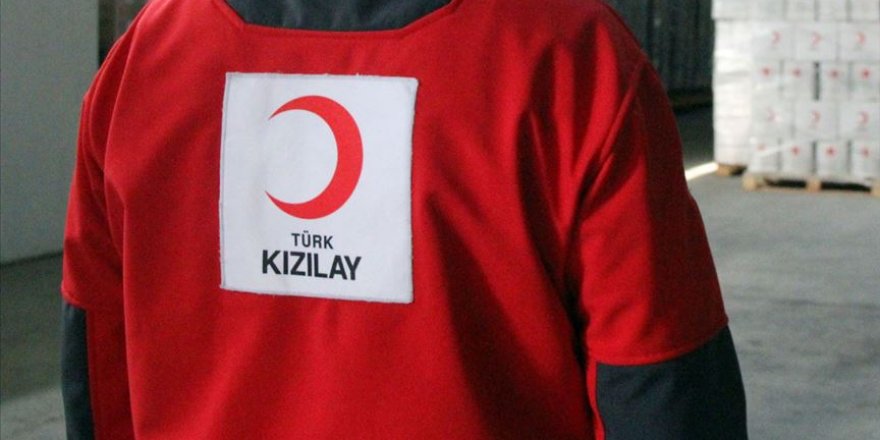 Genç Kızılay gönüllüleri, yaşlı ve kronik hastaların market alışverişini yapıyor