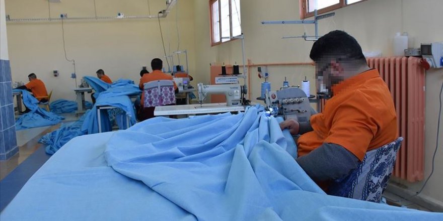 Cezaevinde yılda 40 bin nevresim takımı üreterek ekonomiye katkı sunuyorlar