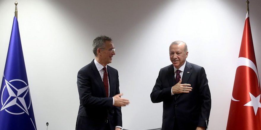 Dünya liderleri koronavirüs endişesiyle alternatif selamlaşmaya yöneldi