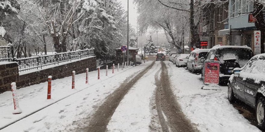 Afyonkarahisar'da kar kalınlığı 5 santimetreyi buldu