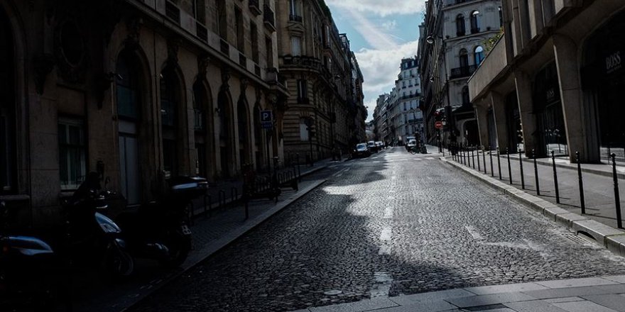Fransa'da koronavirüs nedeniyle serbest dolaşıma sınırlandırma getiriliyor