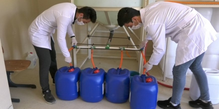 Öğretmen ve öğrenciler 55 saatte 38 ton dezenfektan üretti