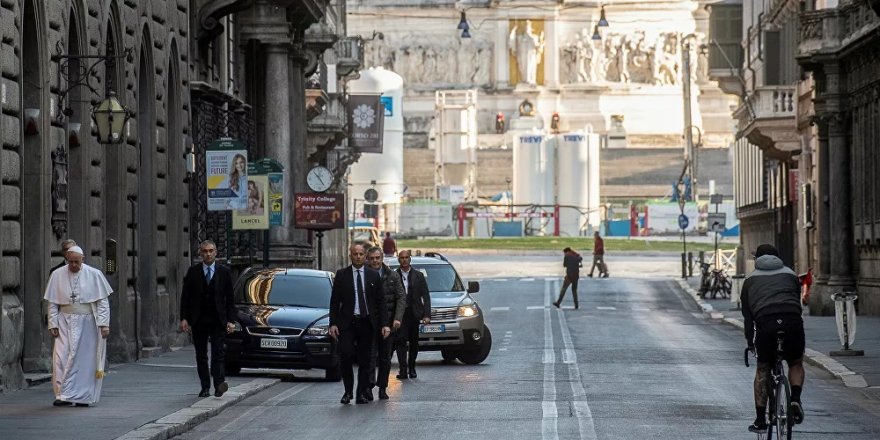 Papa, koronavirüs için boş sokaklarda dua ederek gezdi