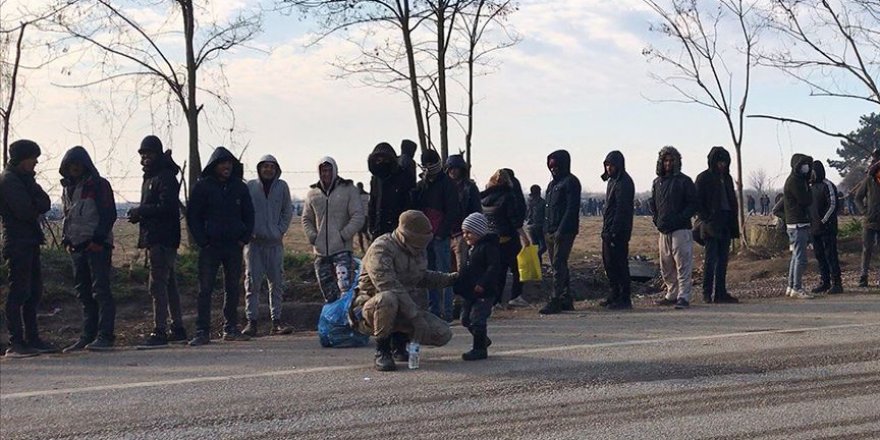 Mehmetçik sınırda bekleyen sığınmacı çocuklara arkadaşlık ediyor