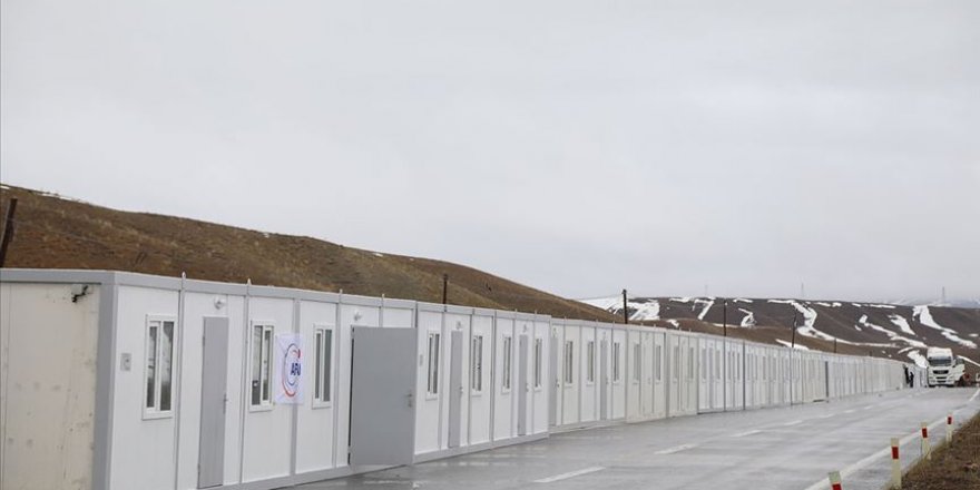 Van'daki depremzedeler için konteyner kurulumuna başlandı