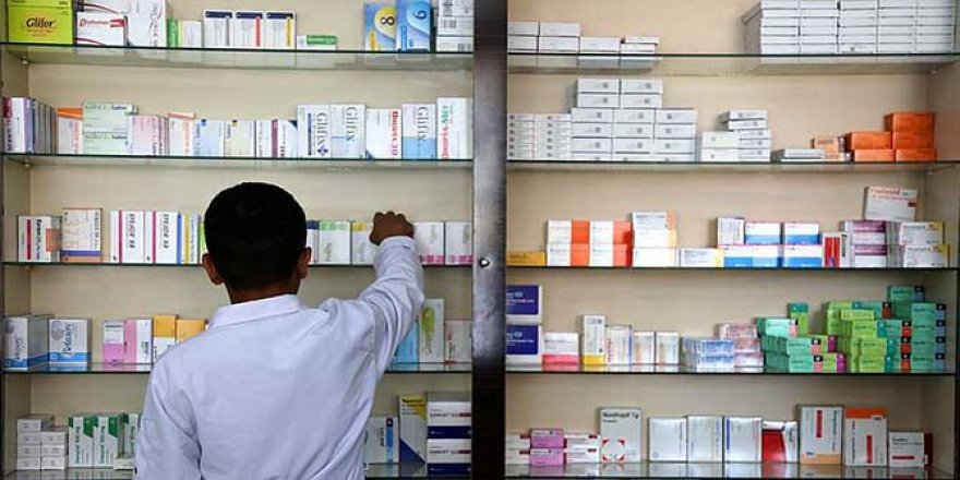 Eczanelerde koronavirüs tehdidine karşı '1 metre kuralı' tedbiri