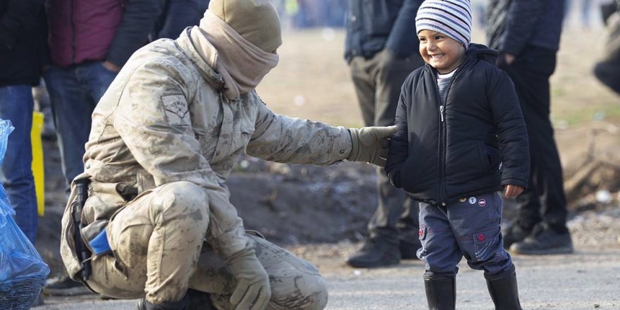 Mehmetçiğin kucağından indirmediği sığınmacı çocuğu Yunan gaza boğdu