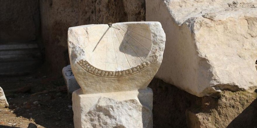 Laodikya'da 2 bin yıllık güneş saati bulundu