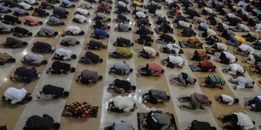 Endonezya'da Cuma namazı böyle kılındı