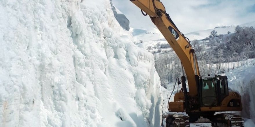 Kar kalınlığının 10 metreyi bulduğu çığ bölgesinde çalışma