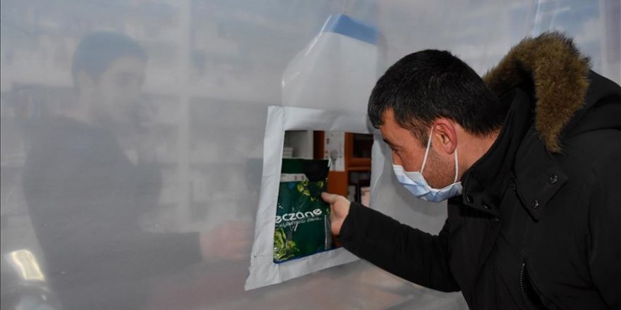 Eczanelerde koronavirüse karşı şeffaf branda önlemi