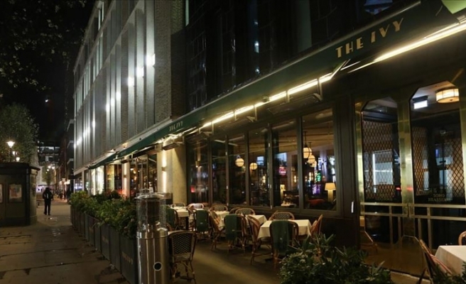 İngiltere’de restoran, bar, cafe, sinema ve tiyatroların kapatılmasına karar verildi
