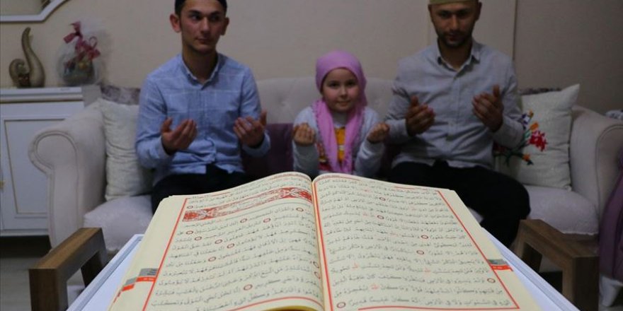 Miraç Kandili'nde dualar evlerden yükseldi