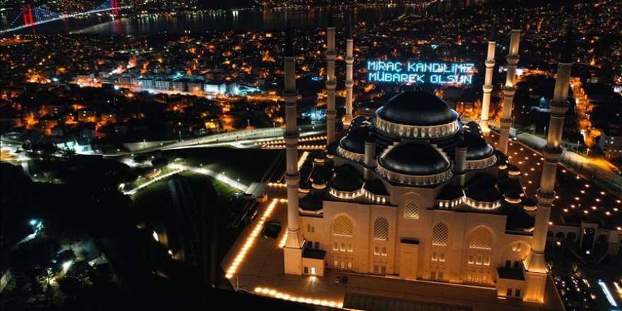 Kandil dolayısıyla Büyük Çamlıca Camisi'ne mahya asıldı