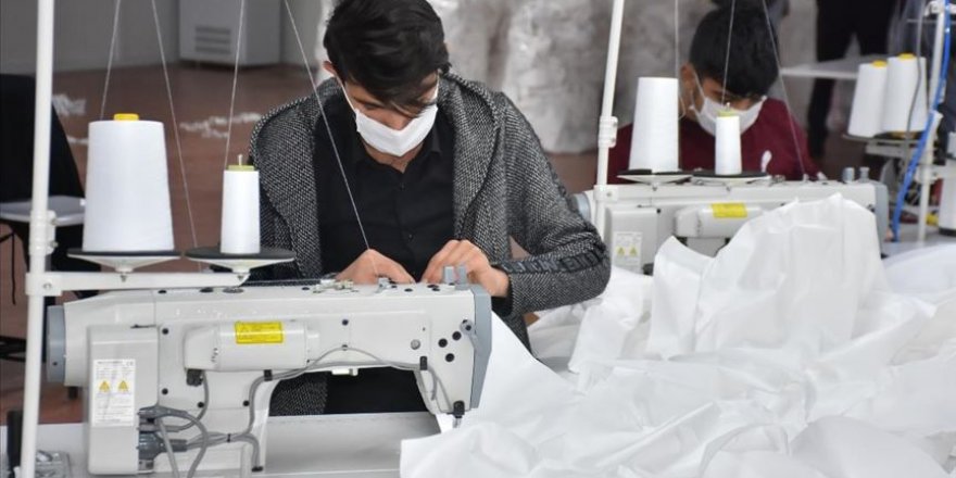 Adıyaman'daki tekstil fabrikasında 'antibakteriyel tulum' mesaisi