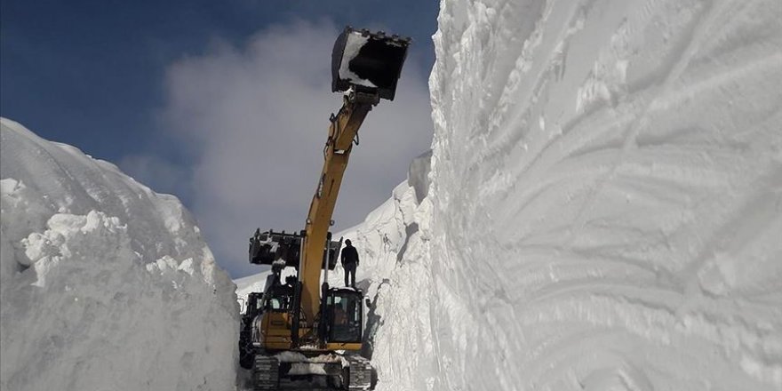 Hakkari'de kar kalınlığının 10 metreyi bulduğu bölgede ekiplerin zorlu mesaisi