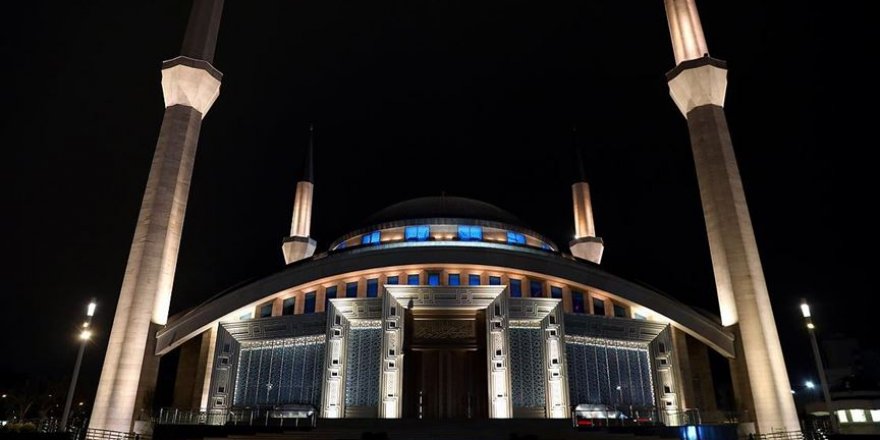 Koronavirüs salgınının son bulması için camilerin hoparlöründen dua edildi