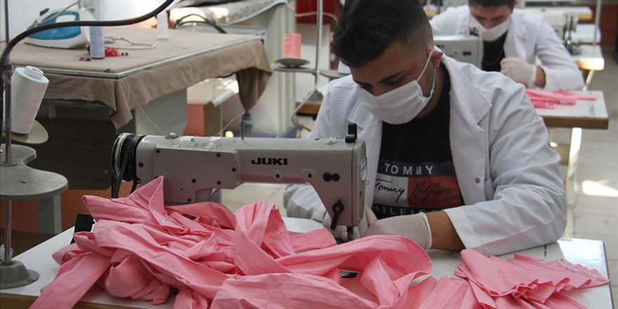 Konya'da öğretmen ve öğrenciler yıkanabilir koruyucu maske üretiyor